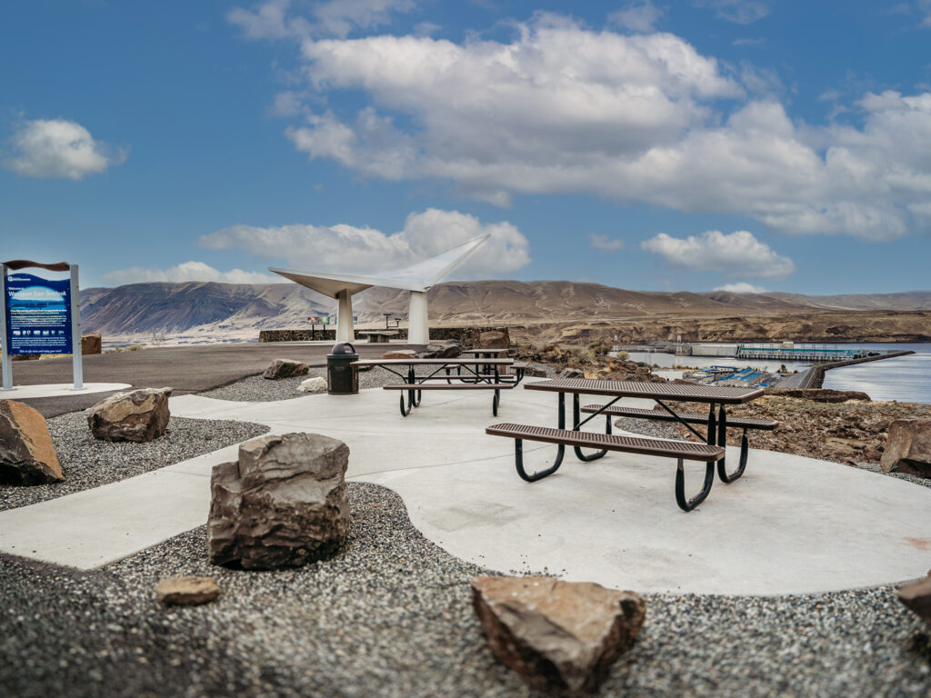 Wanapum Dam Overlook area with picnic tables and sign