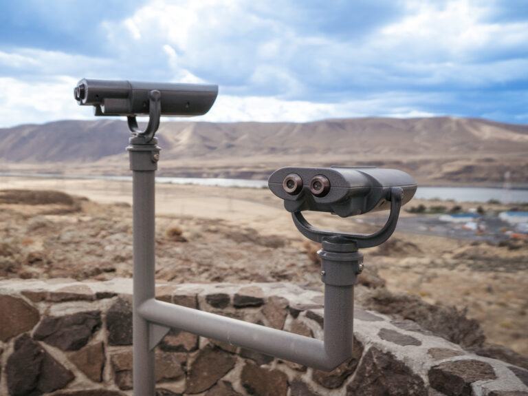 Wanapum Dam Overlook with binoculars